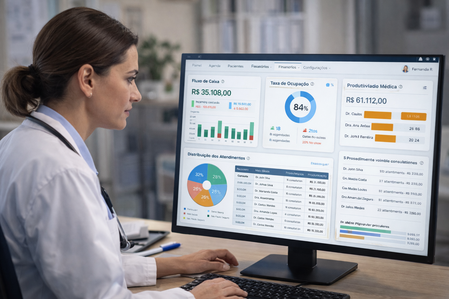 Gestora de clínica analisando agenda, financeiro e produtividade no software médico