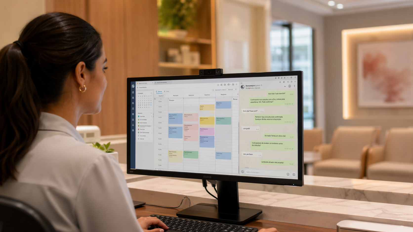 Recepcionista confirmando consultas por WhatsApp em sistema integrado à agenda da clínica