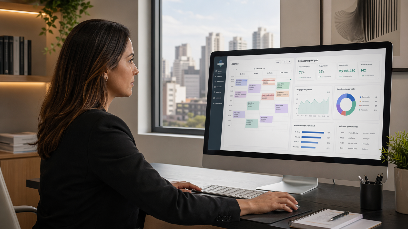 Gestora de clínica em São Paulo avaliando software médico no computador com agenda e indicadores