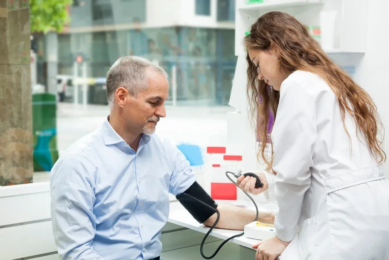 Médica aferindo pressão arterial em mesa