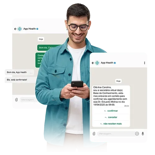 Homem sorrindo, segurando o celular, com telas de aplicativos mostrando mensagens de bate-papo.