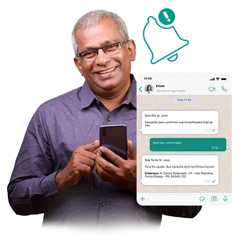 Gestão hospitalar Homem segurando um celular, sorrindo, com uma conversa no WhatsApp mostrando detalhes de um compromisso.