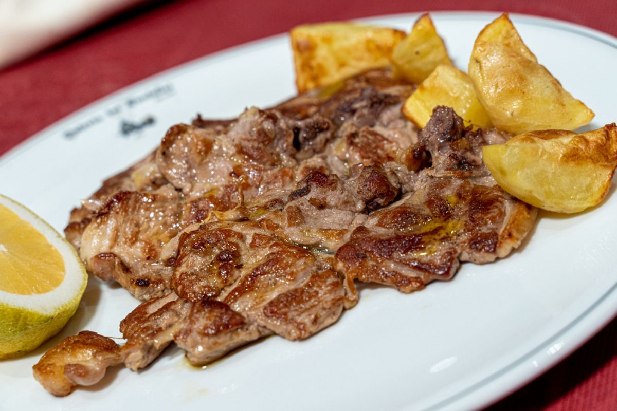 carne con contorno di patate