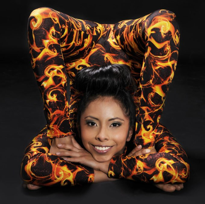 Contortionist, contortion performance, performers, entertainers, Milanus Circus, Miami, FL.