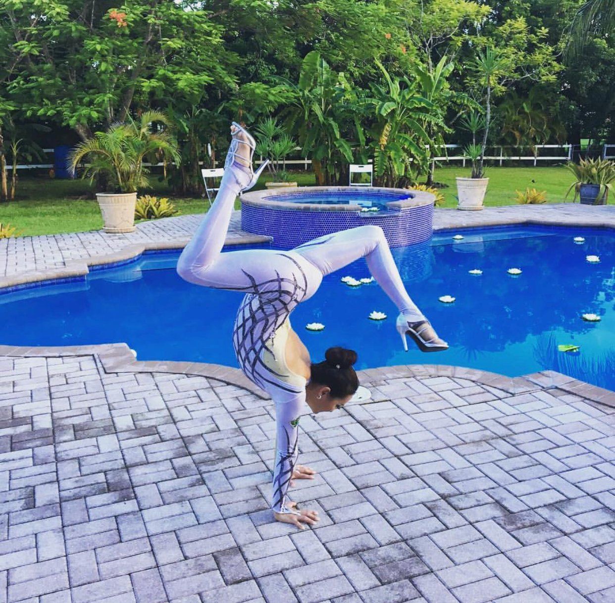 Milanus Circus, Miami, FL, contortionist, handbalancing.