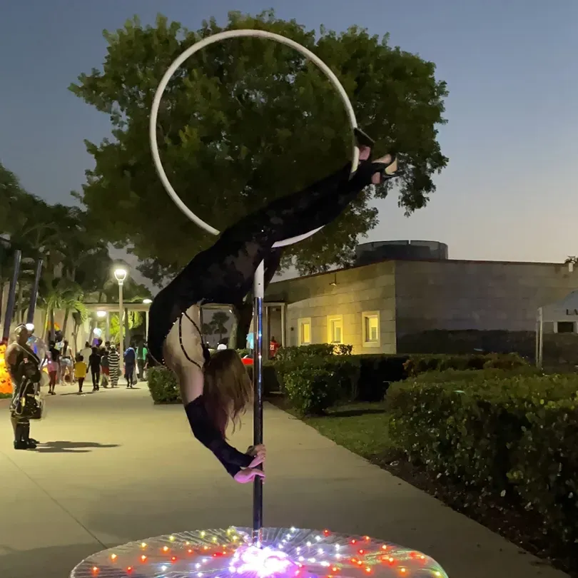 Image of a standing lyra performance. Photo for Milanus Circus, Miami, Florida.
