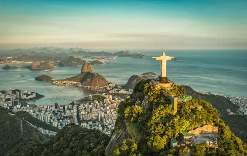 Vista aérea do Cristo Redentor no Rio de Janeiro.