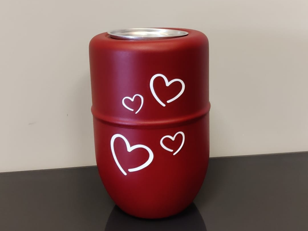 una donna pone la mano sulla bara