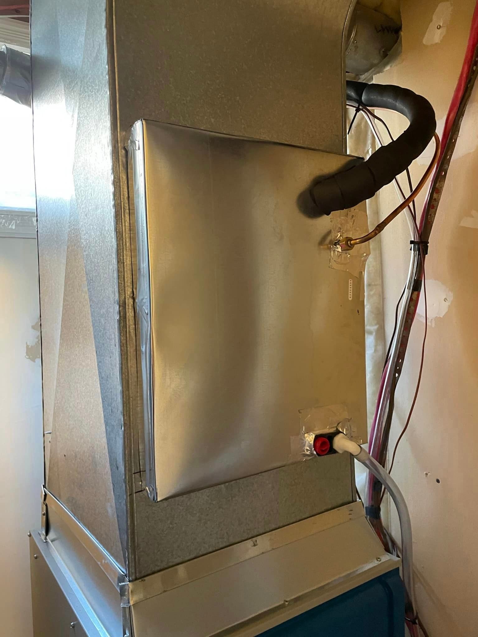 Un gros plan d'une boîte en métal avec un tuyau attaché dessus.