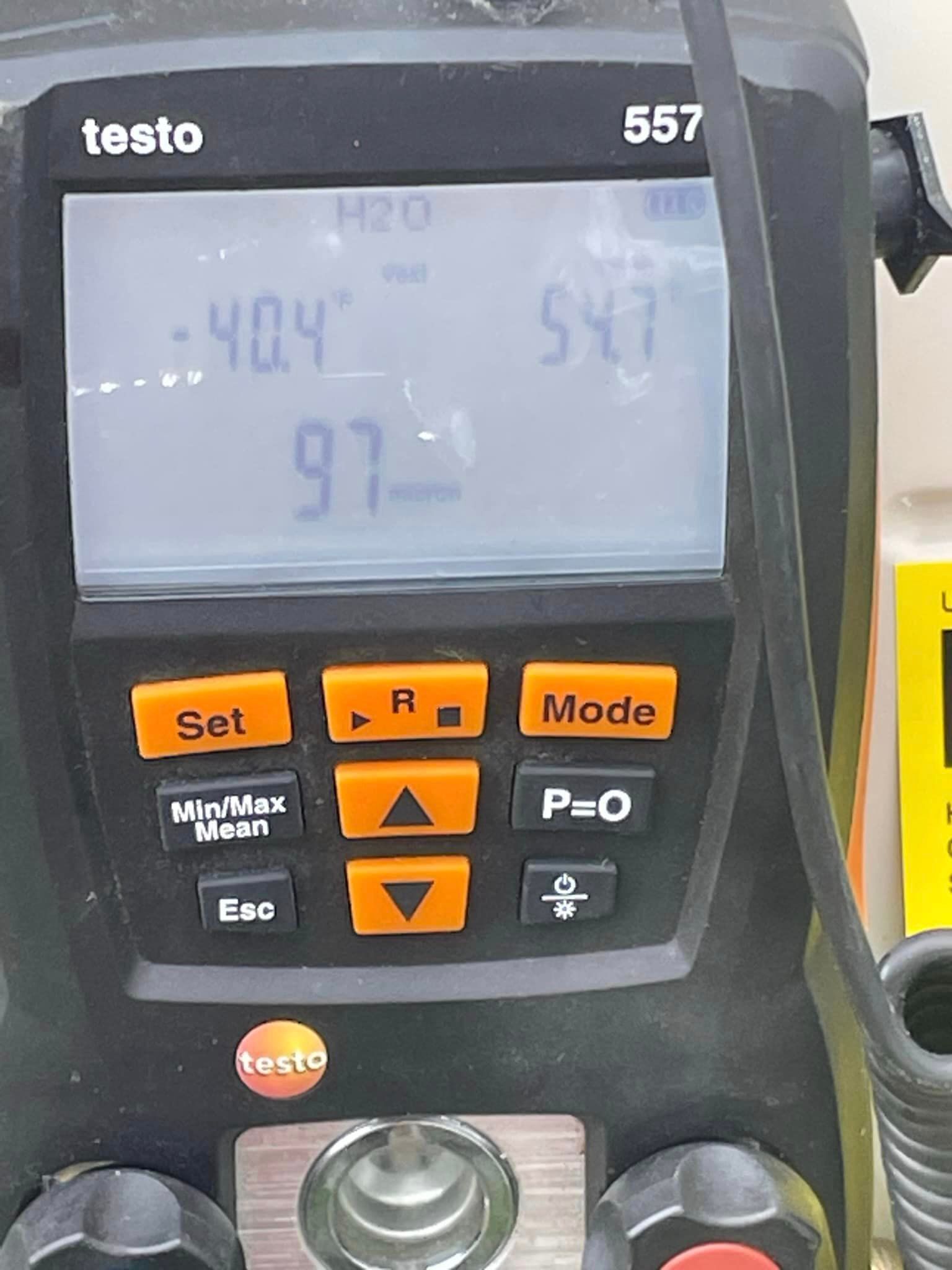 Un gros plan d'un thermomètre numérique Testo avec un câble attaché.