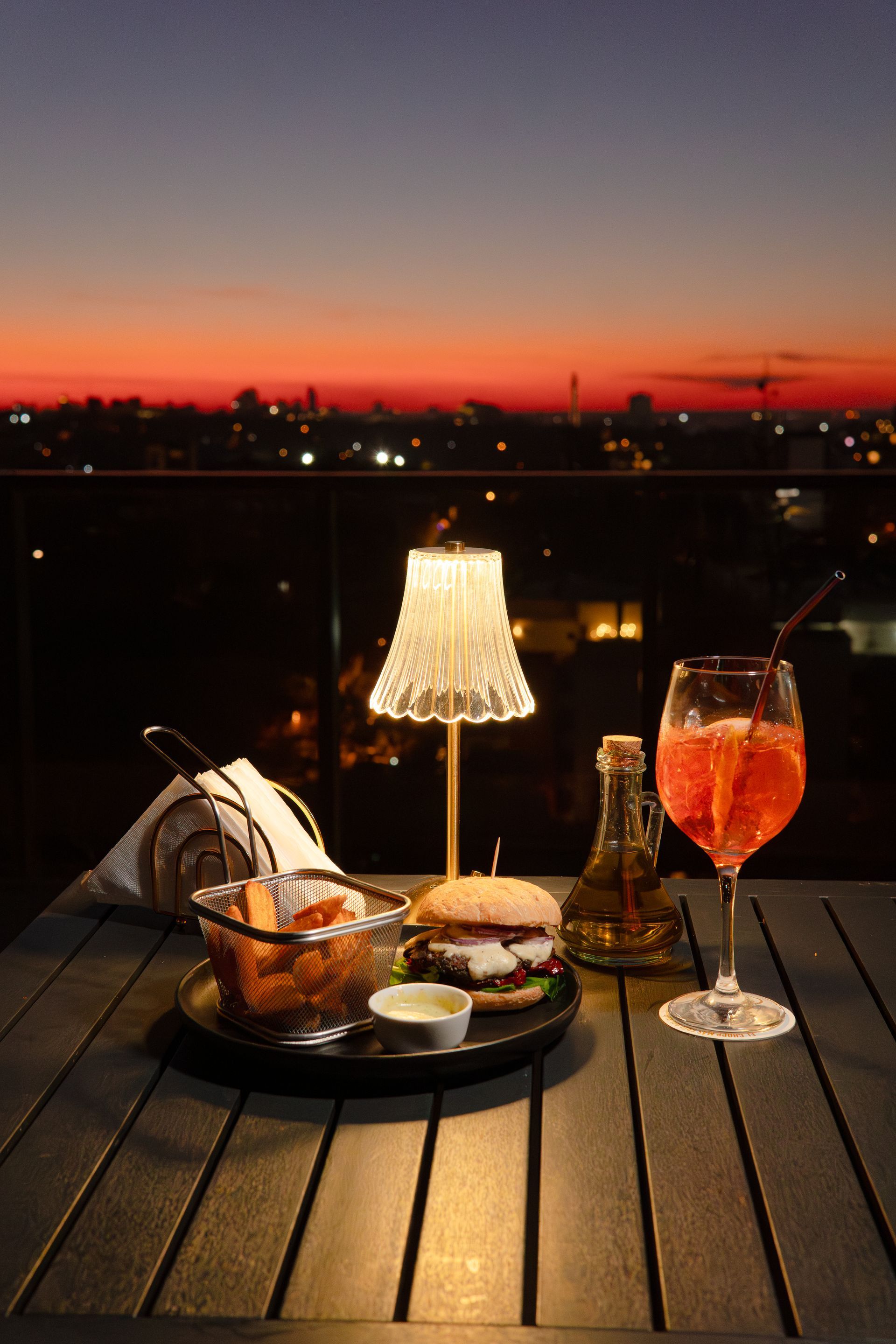 Un grupo de personas están brindando con copas de vino.
