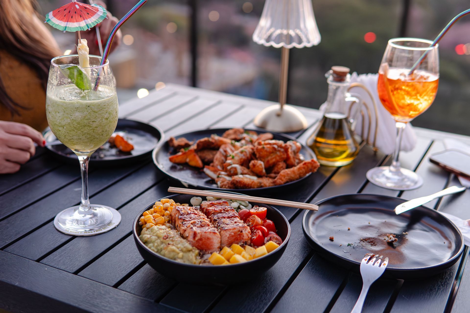 Una sala de estar con una mesa y sillas y un bar.
