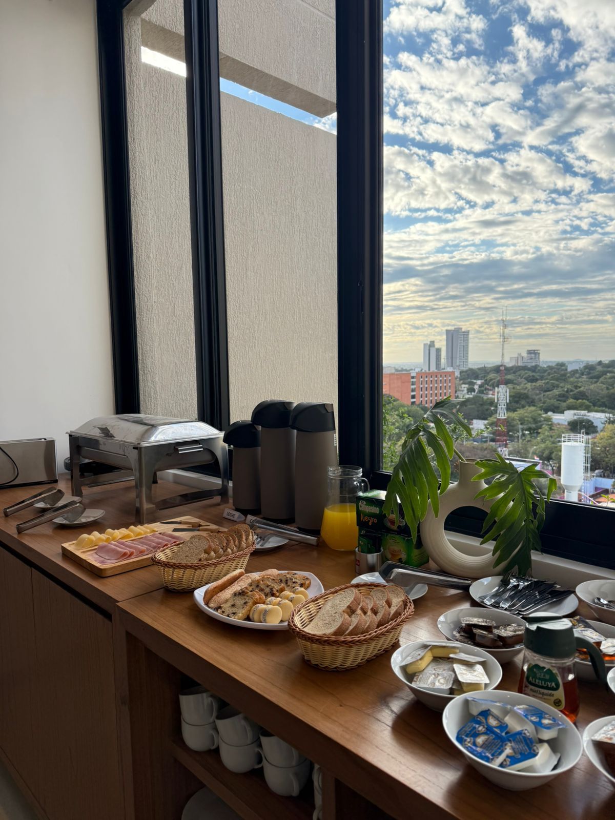 Un plato de comida con huevos, frijoles y tostadas en una mesa.