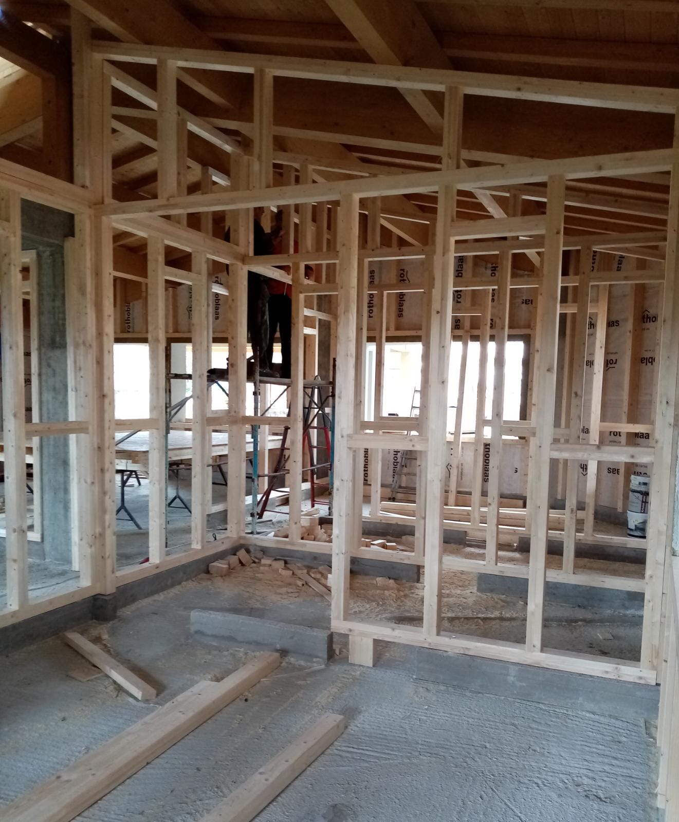 Si sta costruendo una casa con molti telai in legno