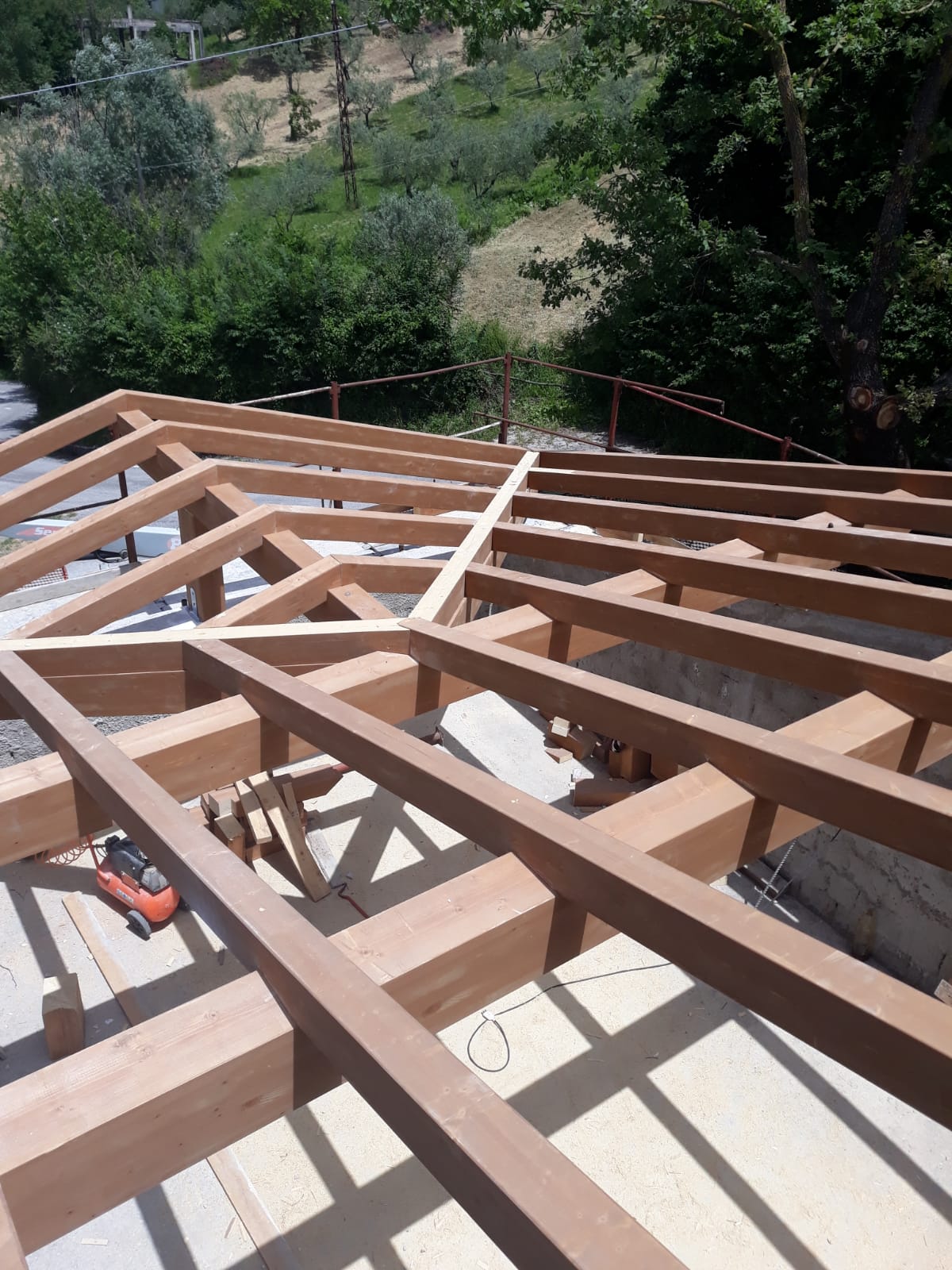 Il tetto di un edificio viene costruito con travi di legno.