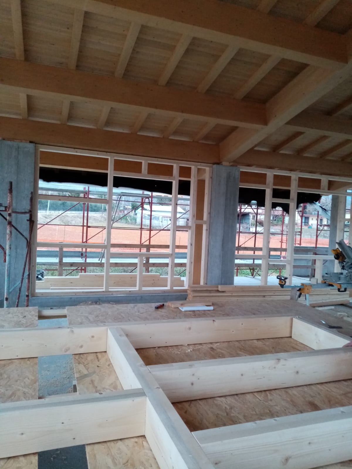 Un edificio in costruzione con molte finestre