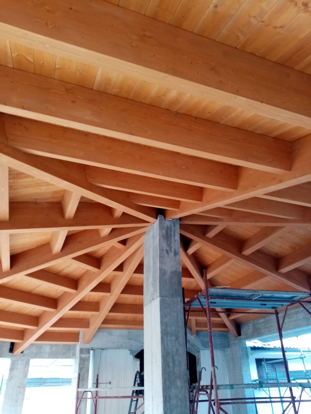 Un edificio in costruzione con soffitto in legno e impalcature