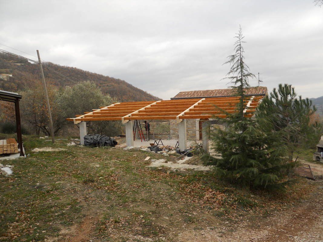 Una struttura in legno viene costruita in mezzo a un campo.