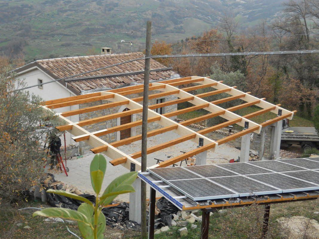 Una casa con struttura in legno e pannelli solari sul tetto.