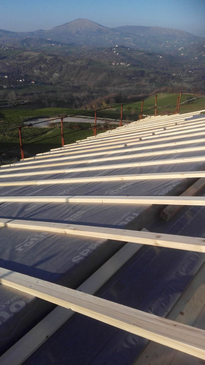 Un tetto con vista su una valle e sulle montagne