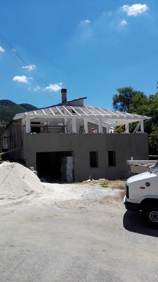 Un camion bianco è parcheggiato davanti a una casa in costruzione.