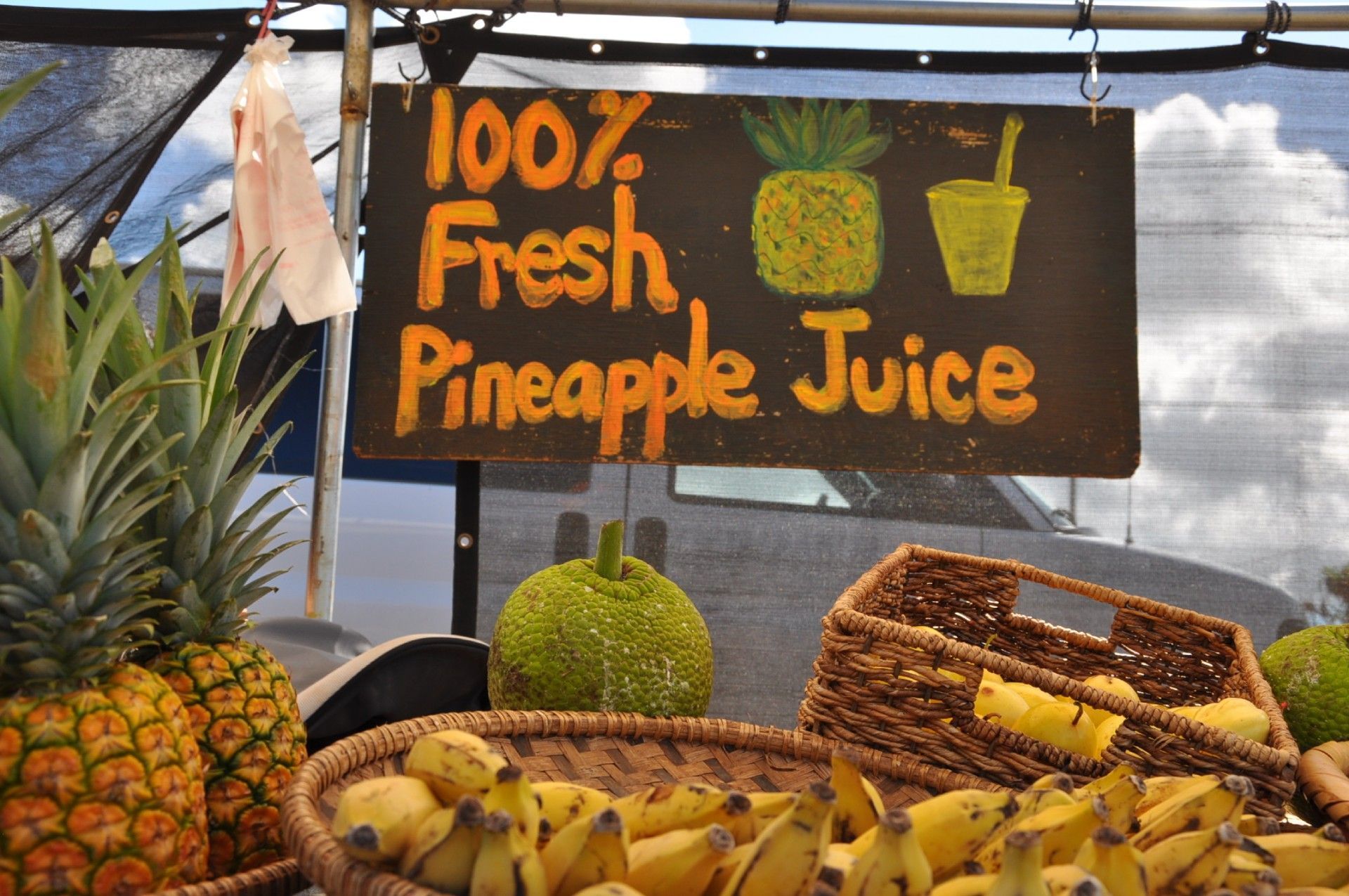 A sign that says 100 % fresh pineapple juice