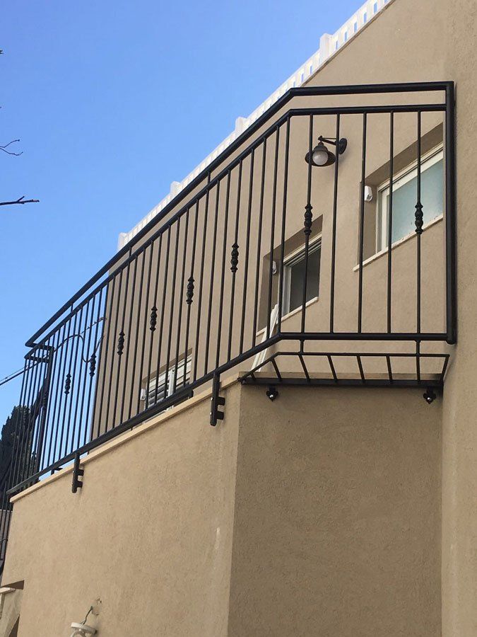 מעקות חוץ מברזל