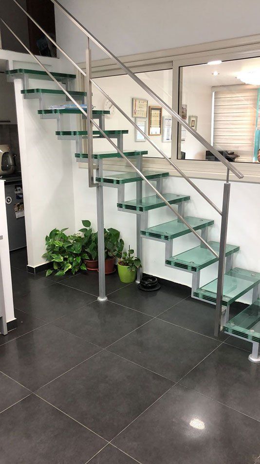 מדרגות בשילוב זמדרגות בהתאמה אישיתכוכית-048