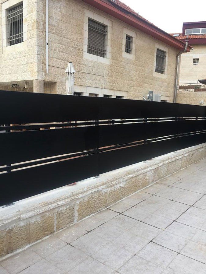 מעקות חוץ מברזל