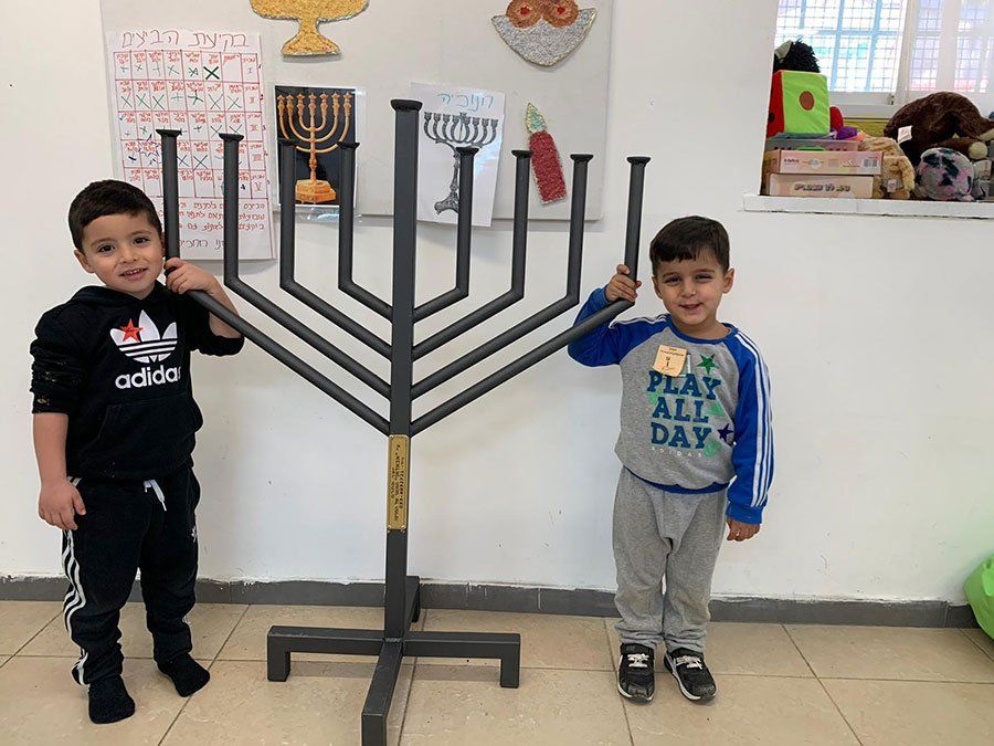 חנוכיה מברזל