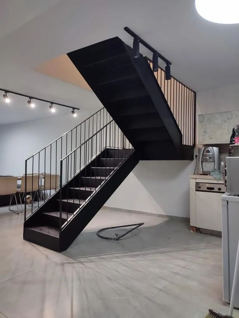 מעקה מברזל למדרגות