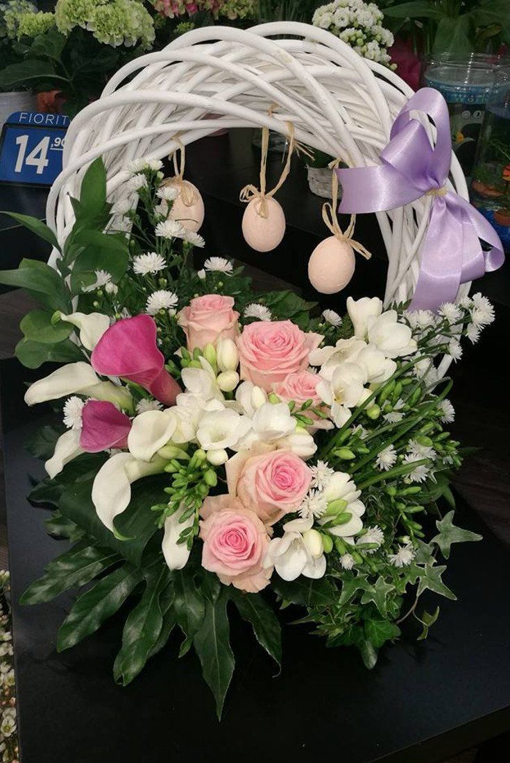 Composizione floreale con fiori rosa e bianchi