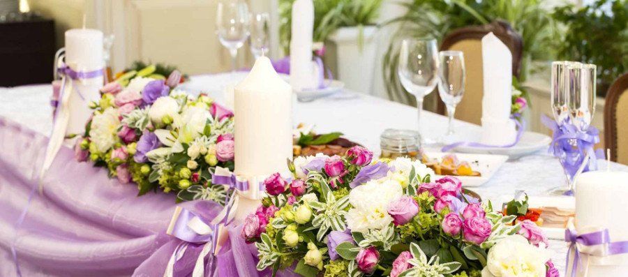 Composizione floreale con candela