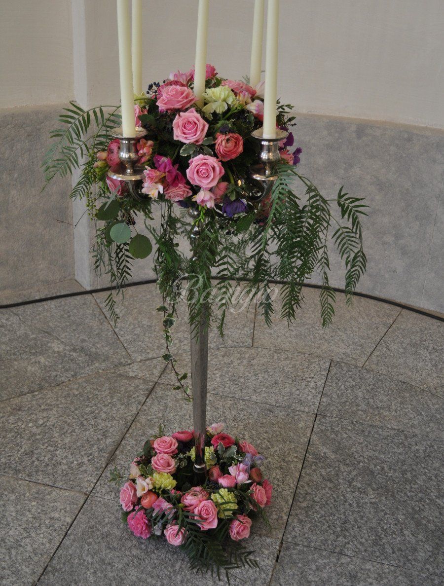 Cespuglio di rose con candele