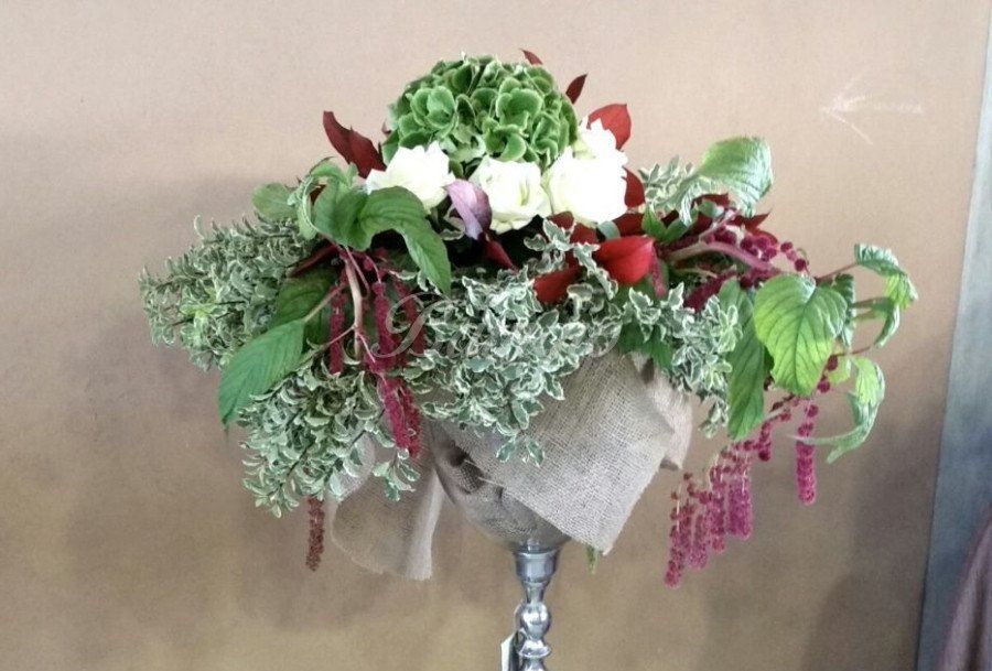 Composizione con foglie verdi