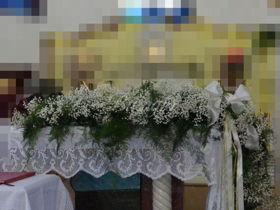 Altare con fiori bianchi