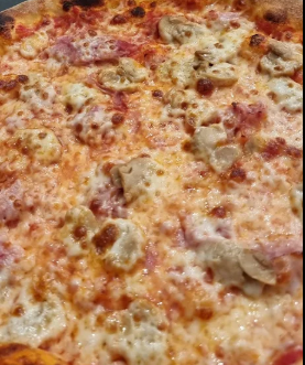 Primo piano di una pizza al formaggio con la copertura dorata e fusa e macchie marroni.