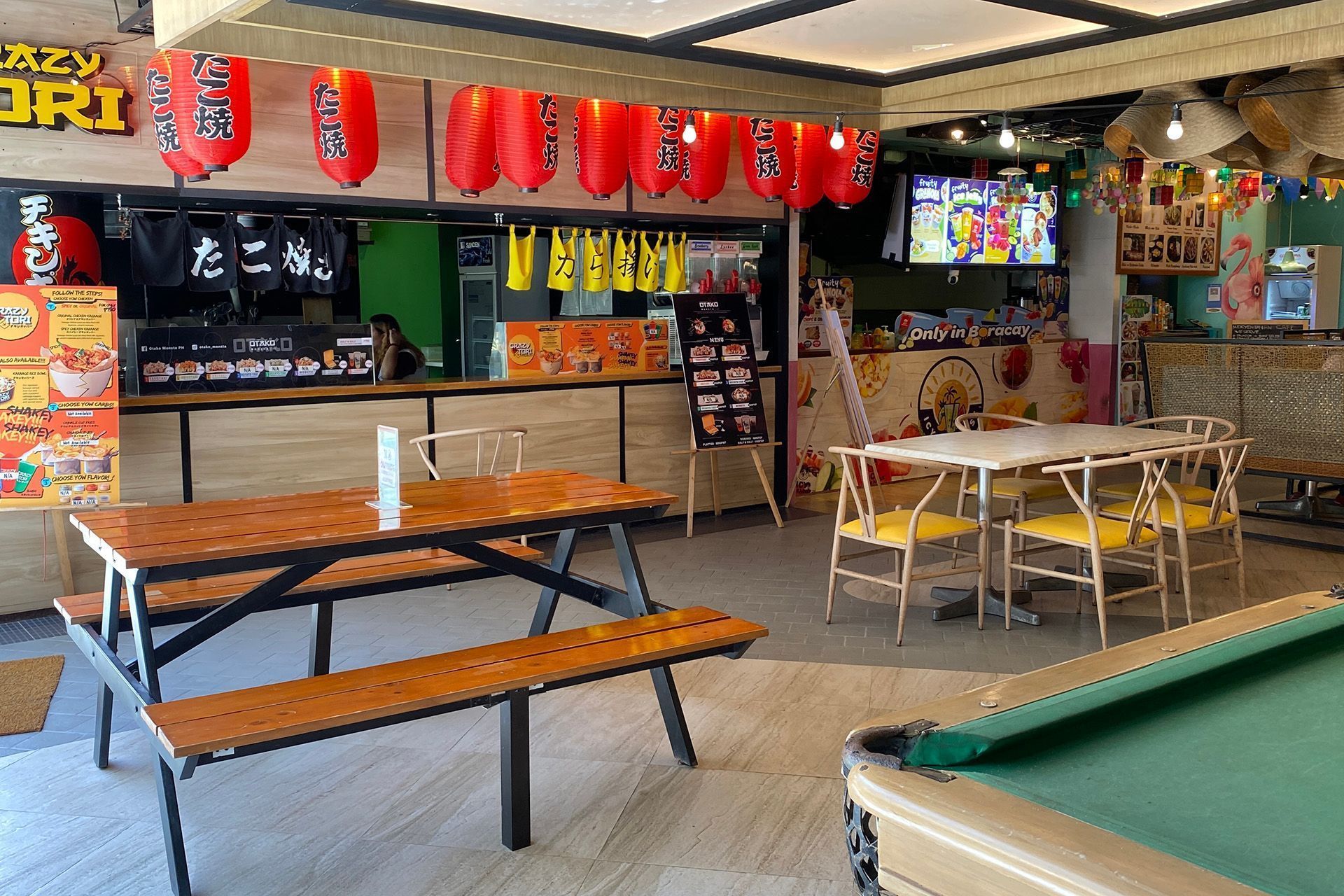 Food Hall perfect for family eating and snacking near Hue Boracay