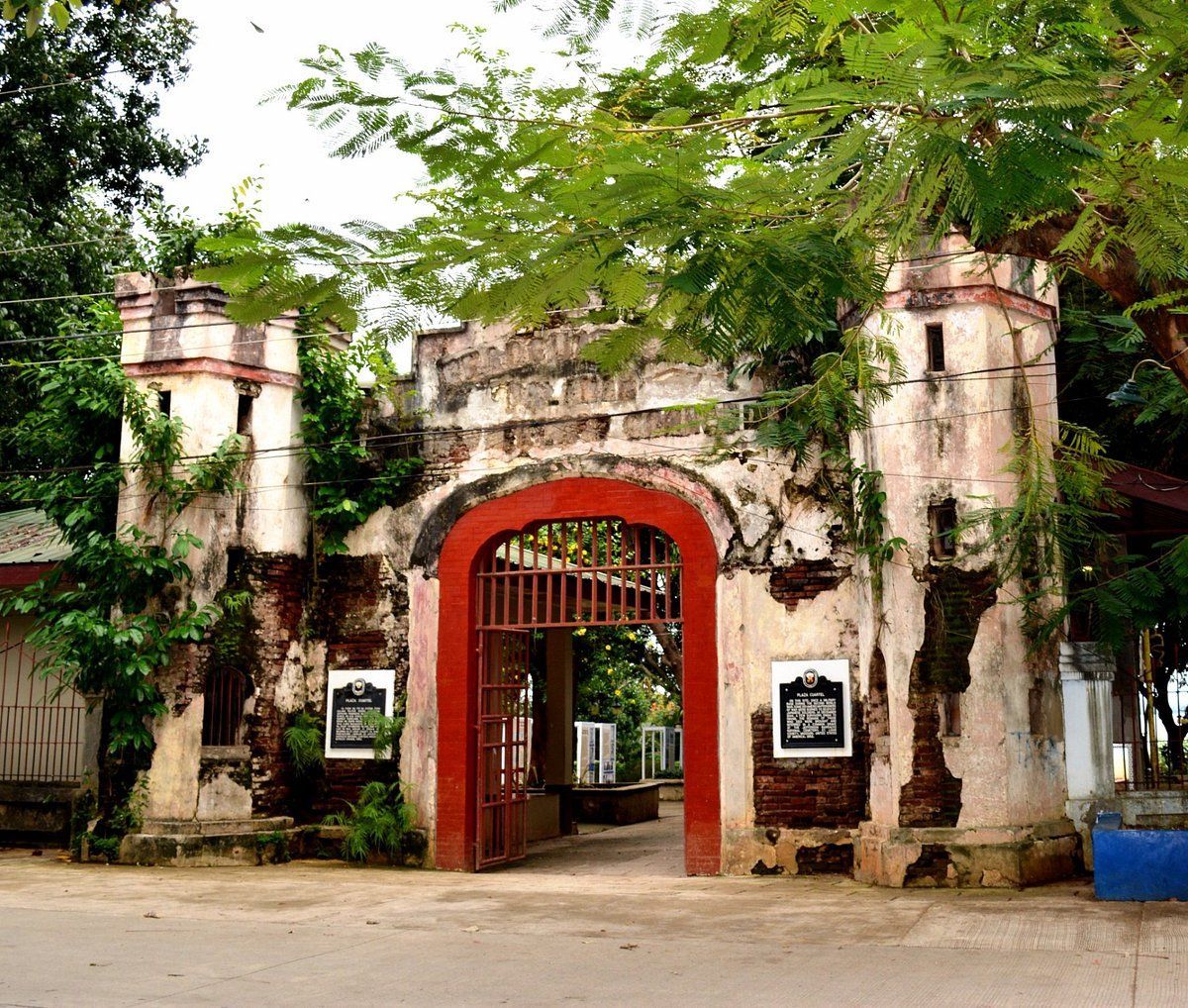 Plaza Cuartel's gate with a red archway