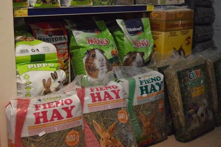 confezioni di fieno per conigli