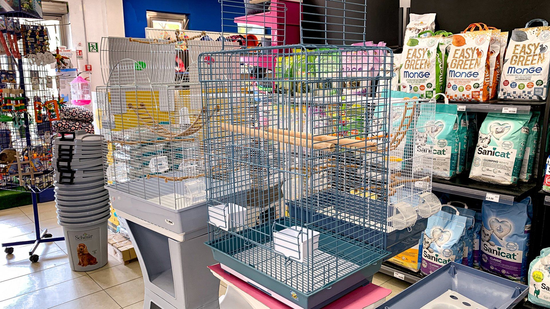 reparto alimentari in un negozio di animali