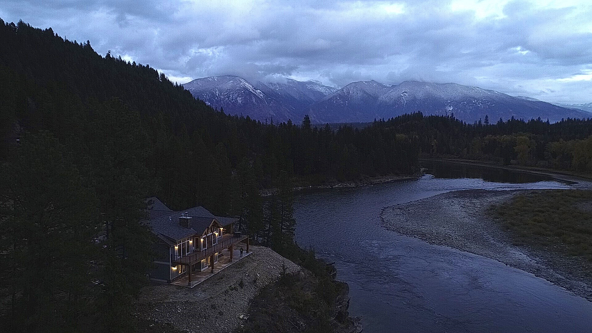 Aerial-view-of-eagles-nest-and-the-river