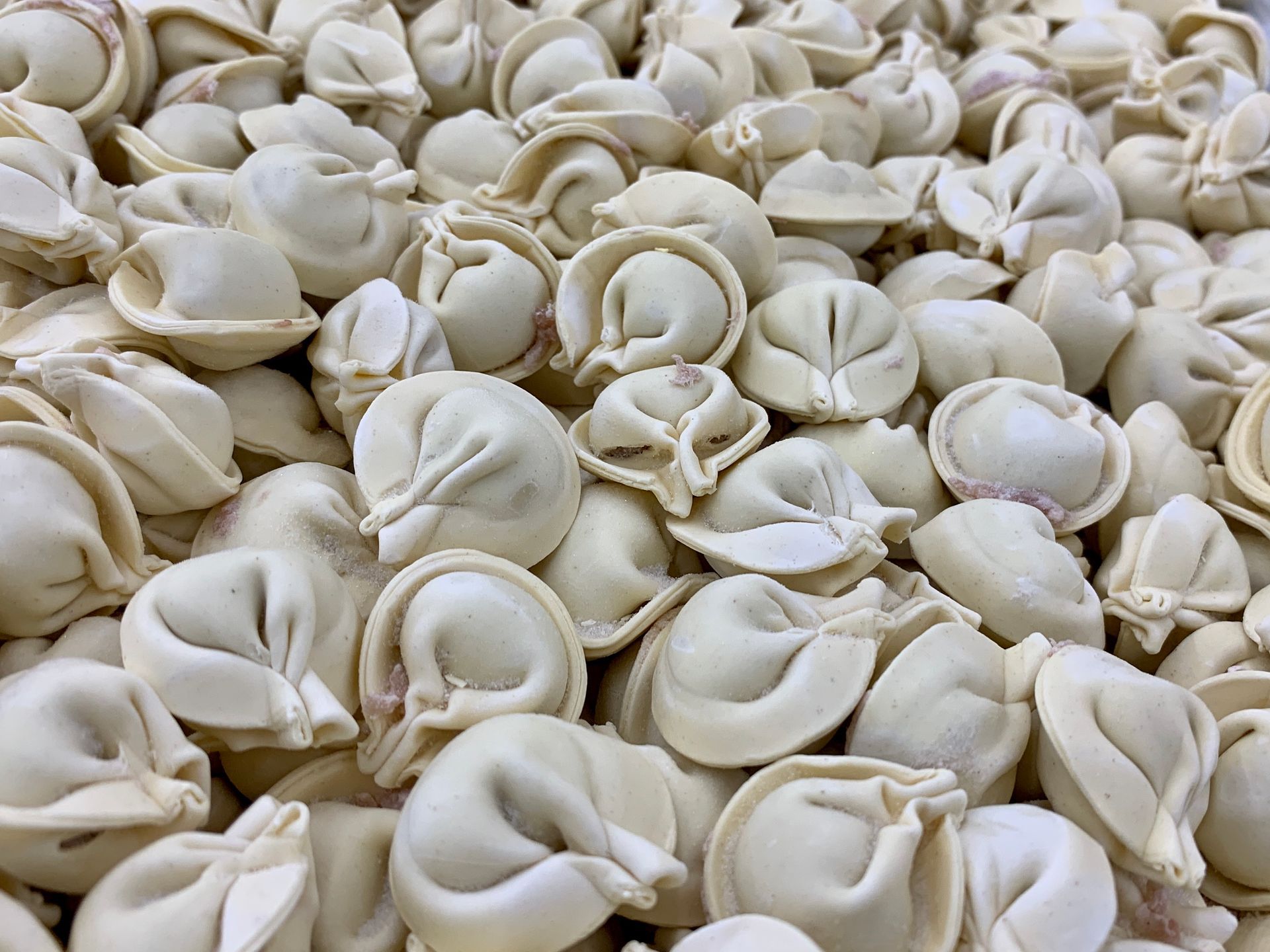 Un mucchio di tortellini bianchi che riempie l'inquadratura