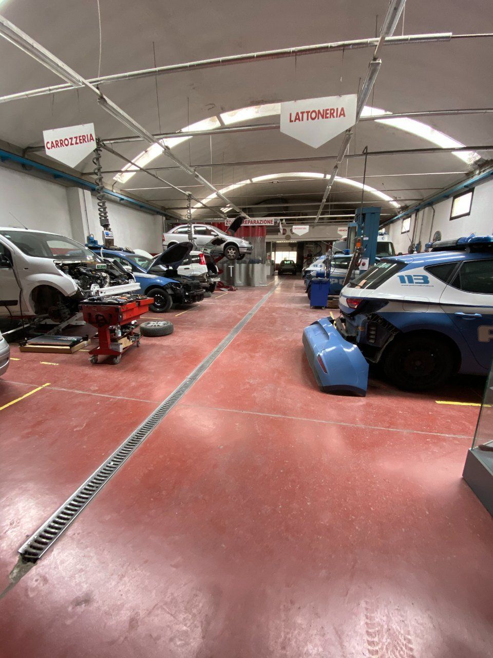 officina per riparazioni di veicoli e carrozzeria auto