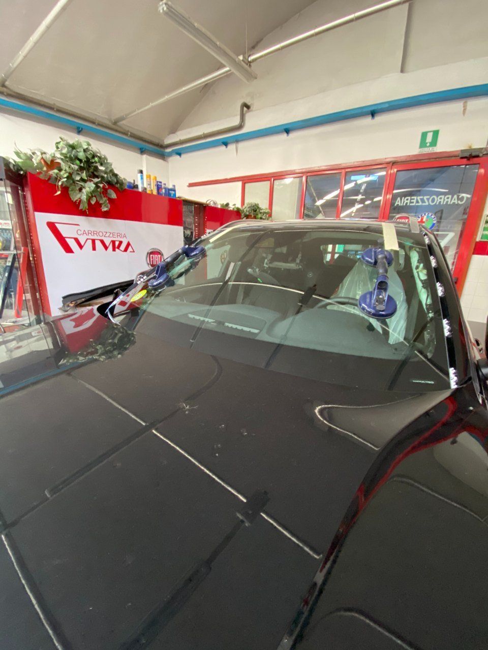 auto in riparazione presso la carrozzeria