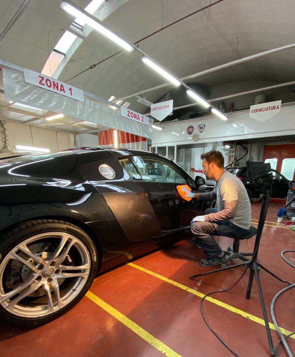 intervento di riparazione della carrozzeria in officina