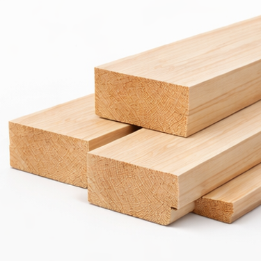 Tablones de madera, de color marrón claro, apilados.