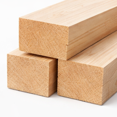 Tres vigas rectangulares de madera apiladas. Madera marrón claro, textura de primer plano, sobre fondo blanco.