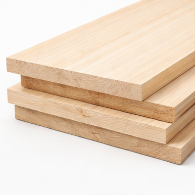 Pila de tablones de madera de color claro, que muestra la veta de la madera, vistos desde una perspectiva de primer plano.