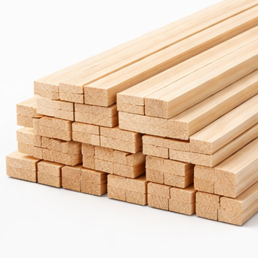 Pila de tiras de madera de color claro, apiladas en forma rectangular.